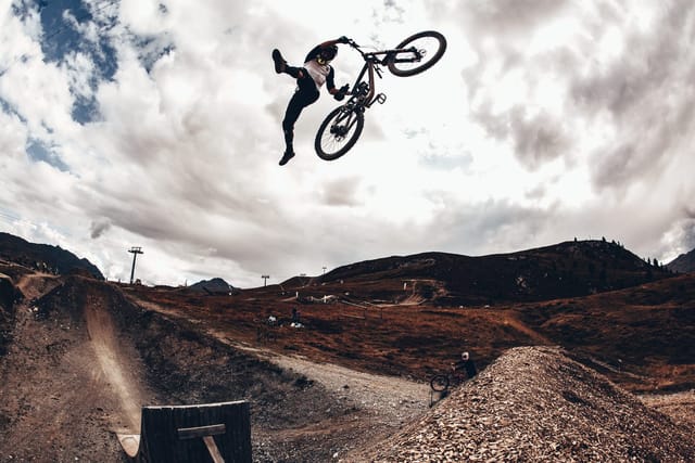 Downhill riding at Mottolino Bikepark, Livigno — Dirty Bikes Photo