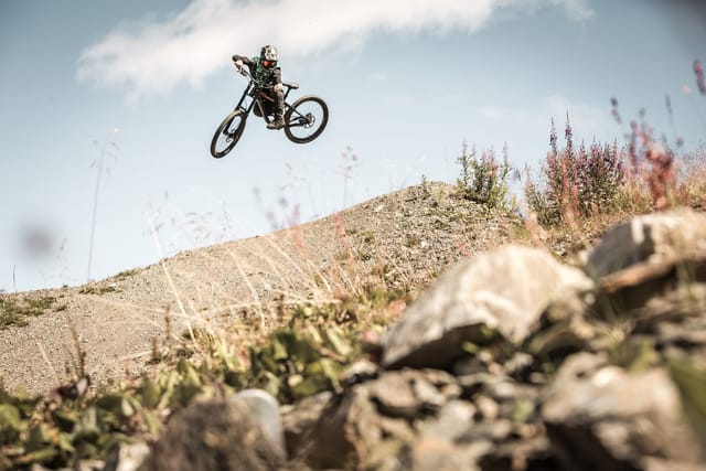 Downhill mountain biking at Mottolino Bikepark, Livigno — Dirty Bikes Photo