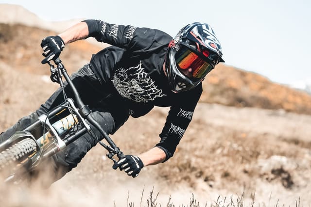 Mountain bike rider at Mottolino Bikepark, Livigno — Dirty Bikes Photo