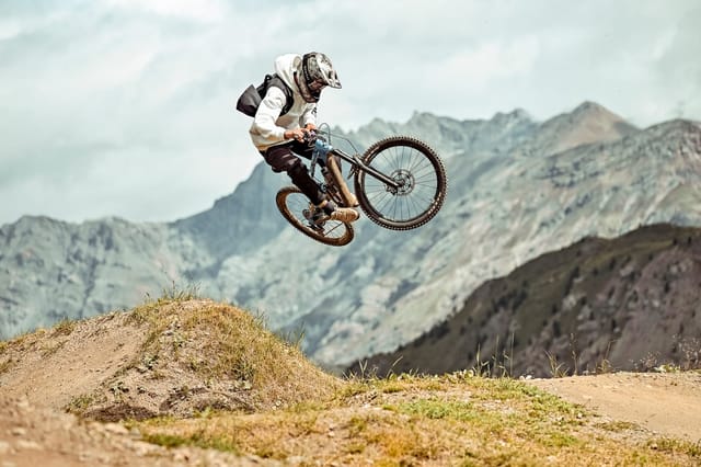 Downhill riding at Mottolino Bikepark, Livigno — Dirty Bikes Photo