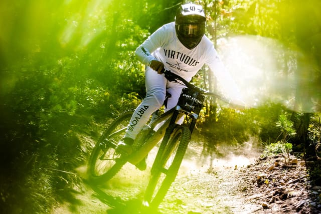 Downhill mountain biking at Mottolino Bikepark, Livigno — Dirty Bikes Photo