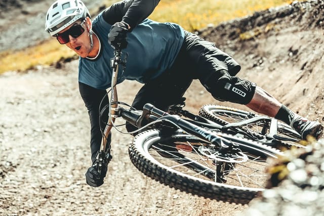 Downhill riding at Mottolino Bikepark, Livigno — Dirty Bikes Photo