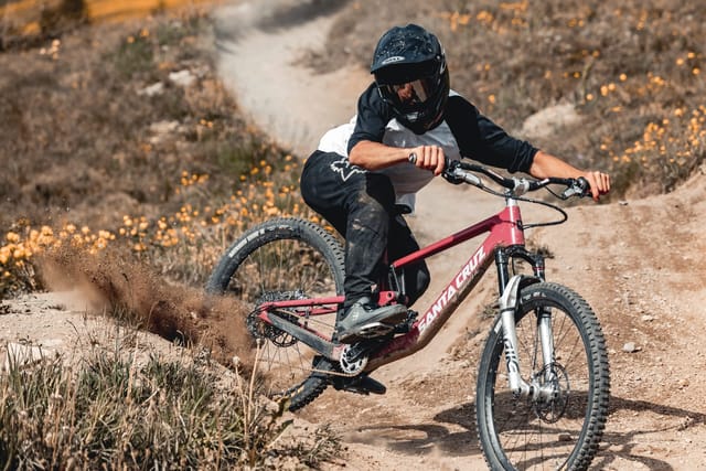 Downhill riding at Mottolino Bikepark, Livigno — Dirty Bikes Photo