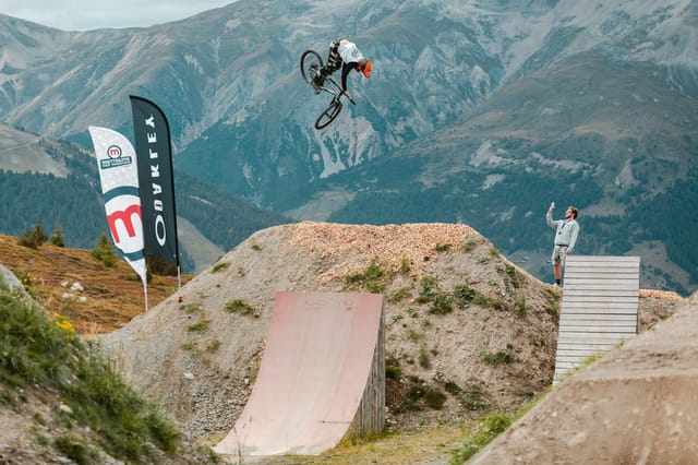 Downhill mountain biking at Mottolino Bikepark, Livigno — Dirty Bikes Photo