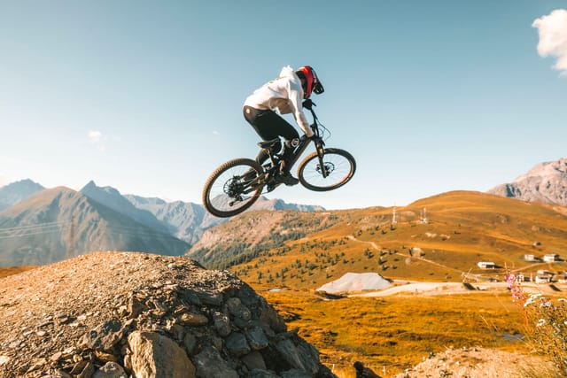 Downhill mountain biking at Mottolino Bikepark, Livigno — Dirty Bikes Photo
