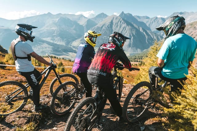 Mountain bike rider at Mottolino Bikepark, Livigno — Dirty Bikes Photo