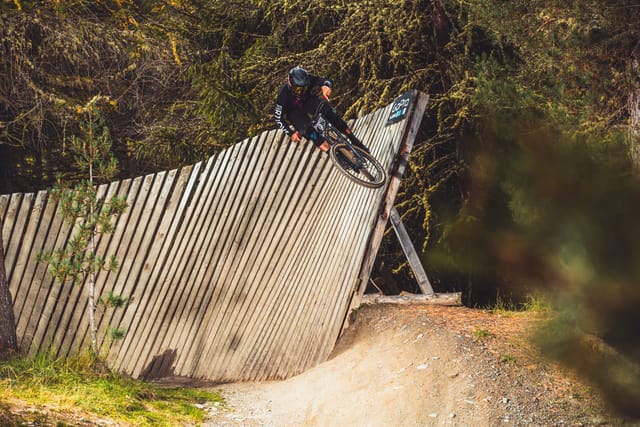 Downhill riding at Mottolino Bikepark, Livigno — Dirty Bikes Photo
